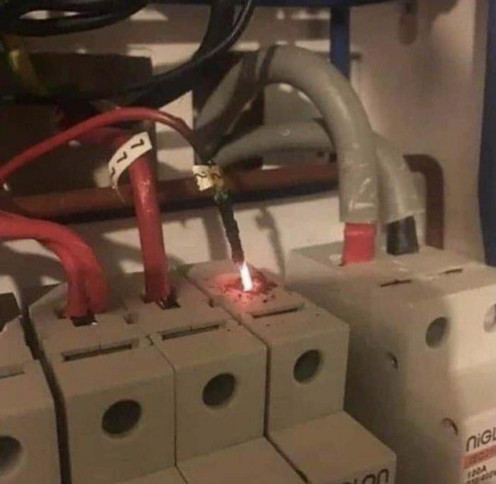 Don’t know how but I turned this cables’ LED on