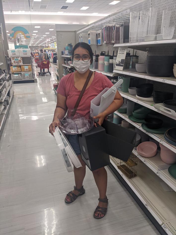 She said "we don't need a cart, I'm just getting one thing". Nothing in her hands is that one thing..