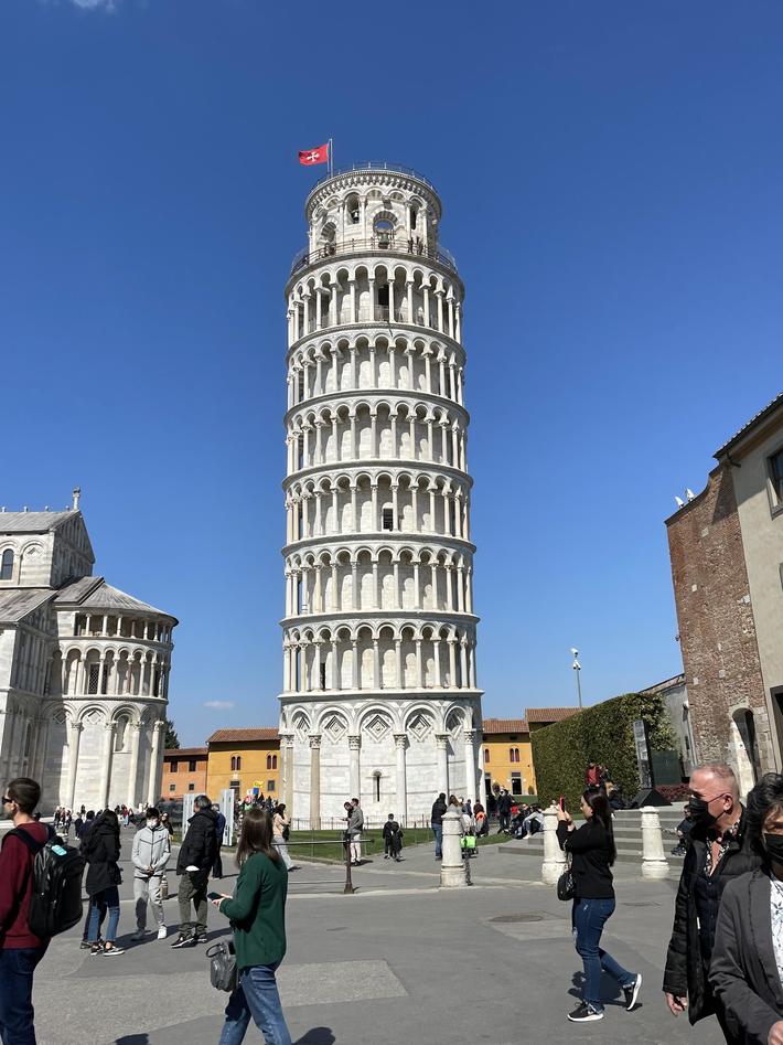 Went to Pisa, Italy…the tower seems fine..🤨