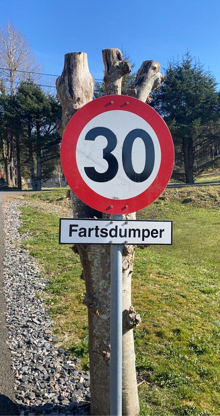 Thought Reddit might enjoy this. This is the Norwegian word for «speed bumps».