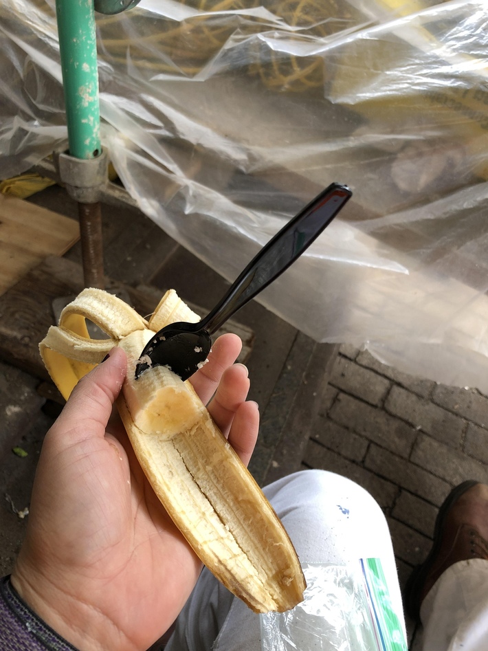 I'm a woman in construction, this is how I choose to eat bananas
