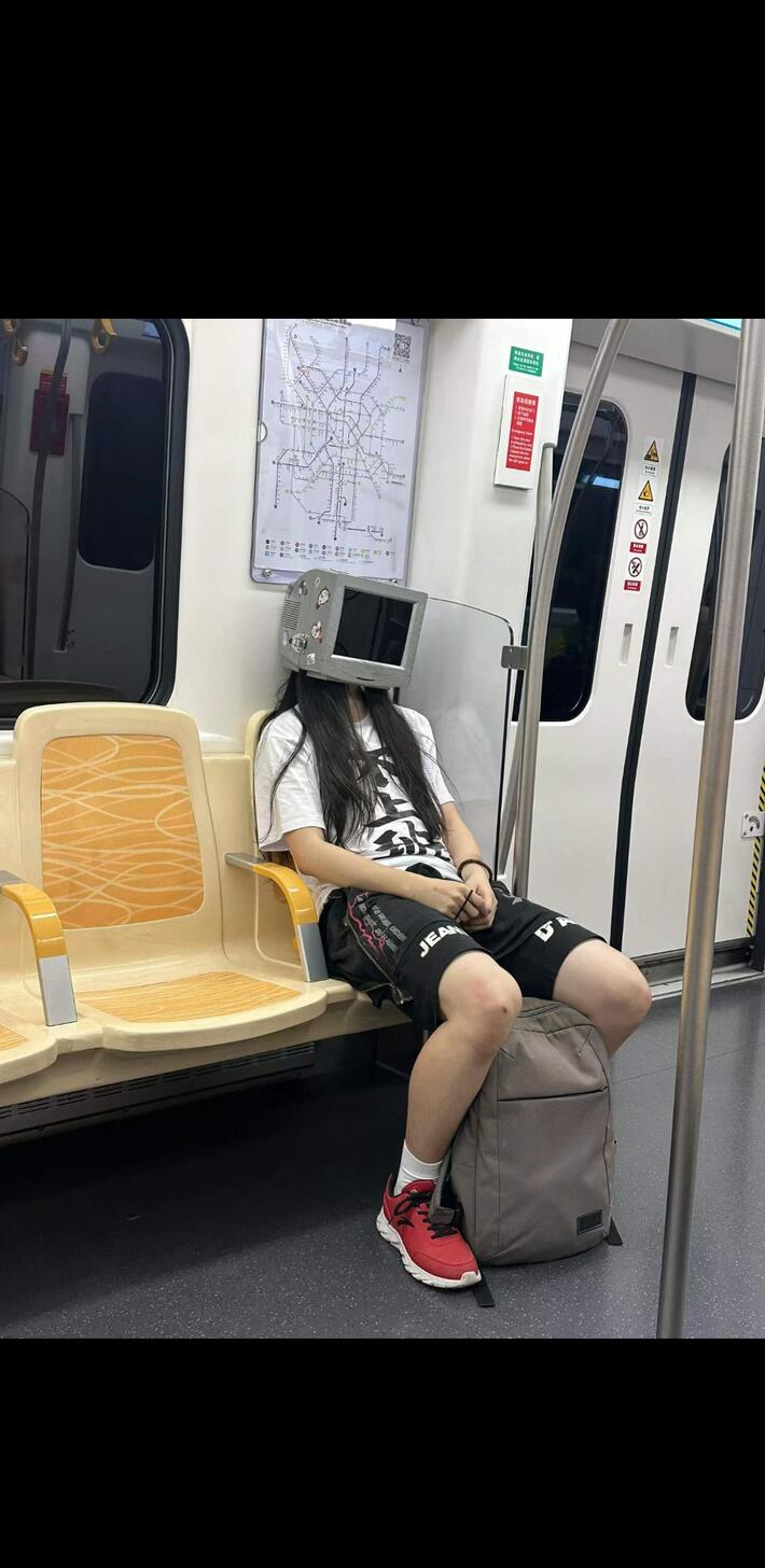 Essential headwear for riding the Chengdu metro
