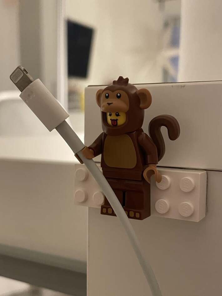 A helpful little friend to keep my cable from falling